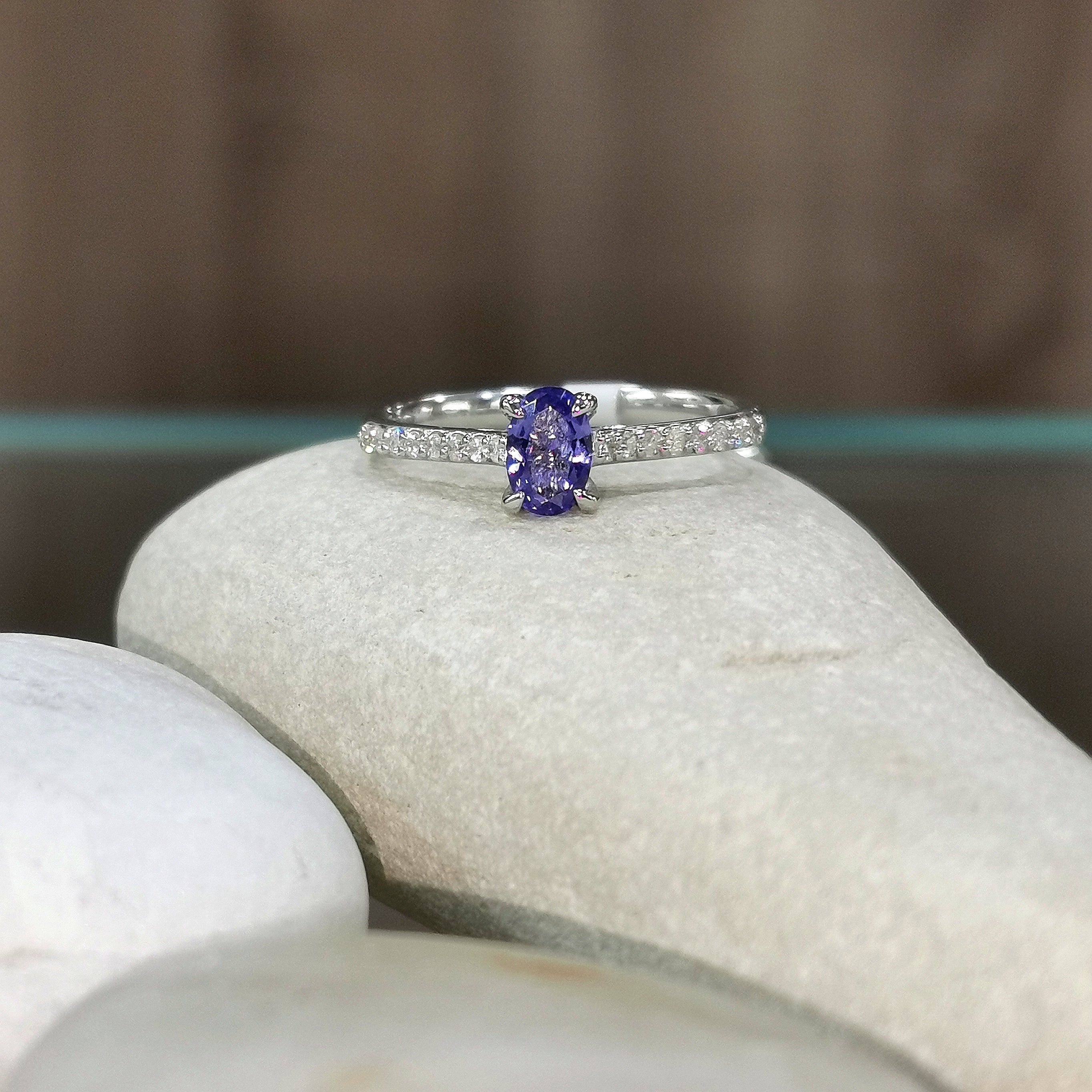 Дамски пръстен с великолепен танзанит, допълнен с бели диаманти с брилянтна форма